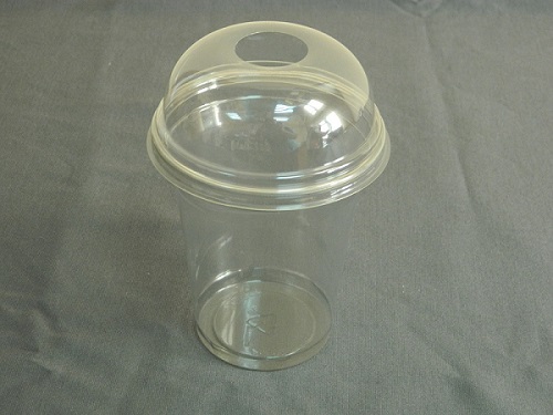 Прозрачный стакан из пластика с выпуклой крышкой
