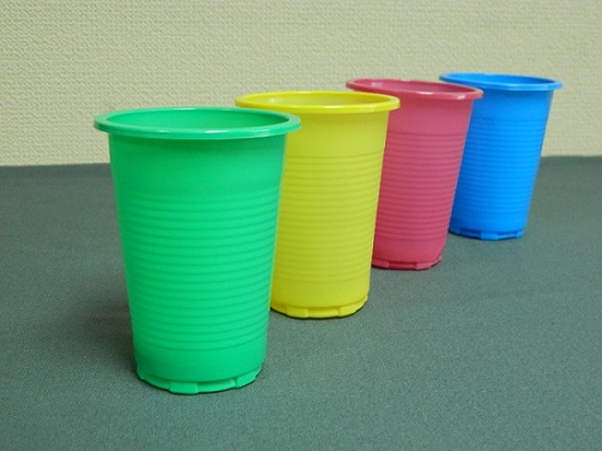 Пластиковые стаканы разных цветов